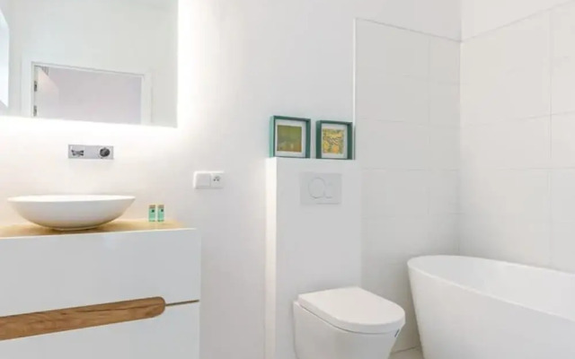 Spacious and Bright Apartment With Sunny Terrace