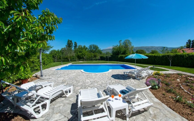 Frida Luxury Beachfront Villa