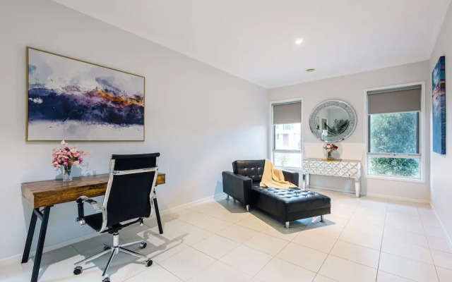 Luxury Waterfront Grand Villa in Melbourne