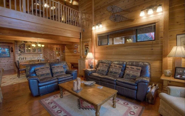 Smokey Joes 5 Bedroom Cabin by RedAwning