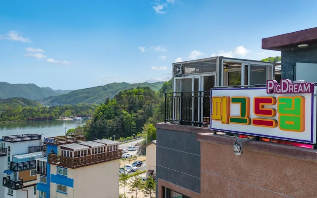 Nami Island Pig Dream Spa Pension