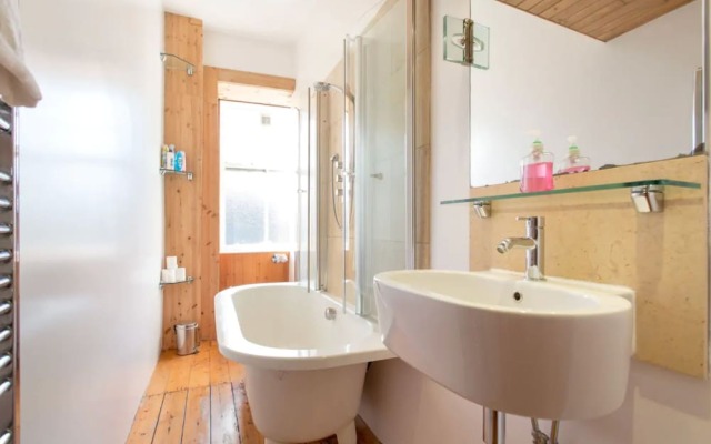 Spacious Traditional 3 Bedroom Flat in New Town