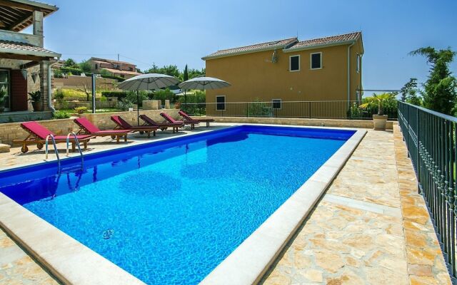 Beautiful Child-friendly Villa With Private Pool in Porec