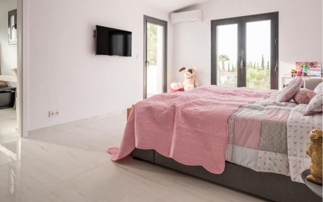 Magnificent And Modern Decorated Villa