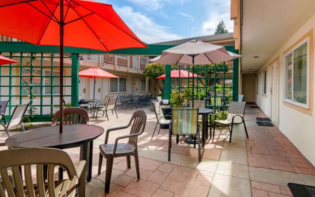 Econo Lodge Inn & Suites