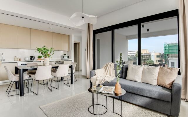Sanders Premier - Lovely 2 bdr apt With Balcony