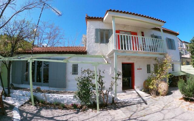 KIVERI 1876 traditional seafront cottage