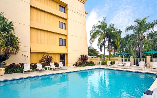 La Quinta Inn & Suites by Wyndham Miami Airport East