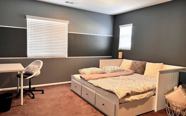 Cheerful 4 Bedroom Entire House Lots Of Open Space