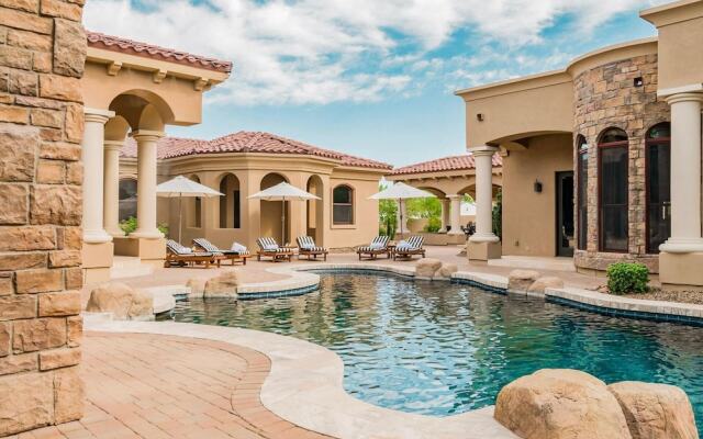 Primrose by AvantStay | Sleeps 23! Desert Estate w/ Theater & Pool + Hot Tub