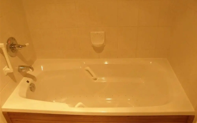 Cedar Wood Lodge B&B