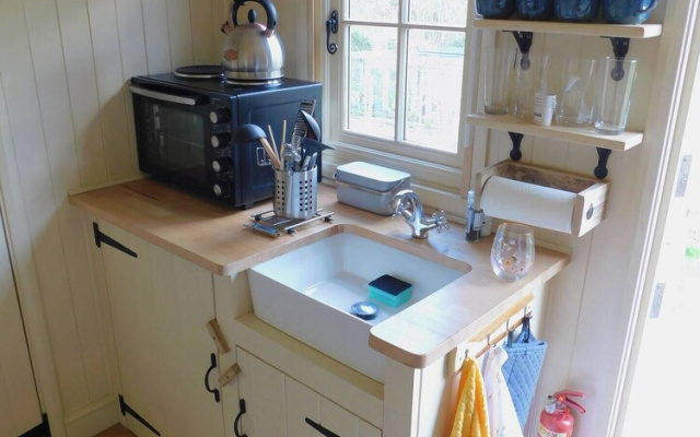 Haslemere - Cabin - Sleeps 2 - Parking - Garden