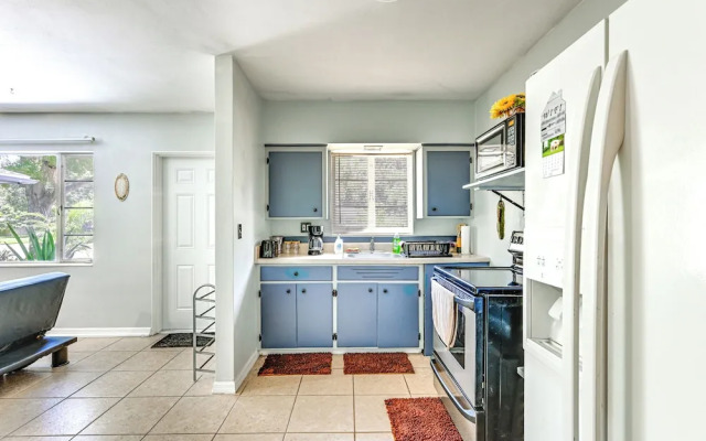 Outdoor Entertainment Area: Clearwater Condo!