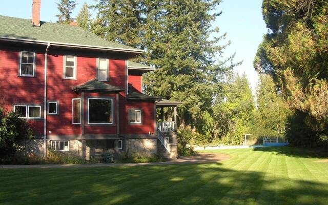 Sasquatch Crossing Eco Lodge B&B