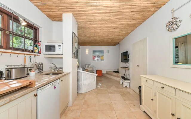 Tropical 1BD Hideaway Near Queens Beach, Fresnaye!