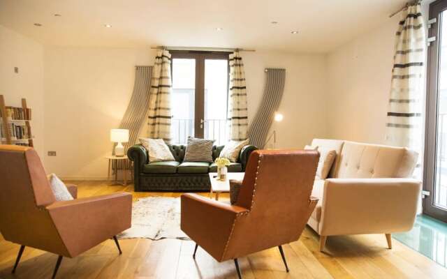 The Holborn Lights - Modern 3BDR Home with Rooftop Terrace & Garage