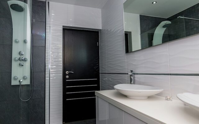 Beautiful Modern Apartment with Balcony And Stunning Sea View