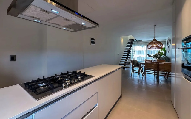 4 Bedroom Beach Penthouse w Private Rooftop