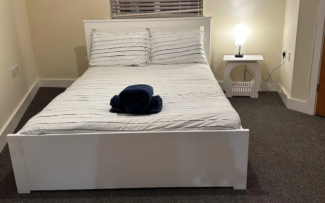 Stunning 5-bed House in Peterborough, Host 15 g
