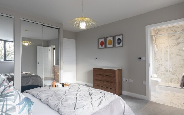 Elliot Oliver - Stunning 3 Bedroom Penthouse With Large Terrace And Parking