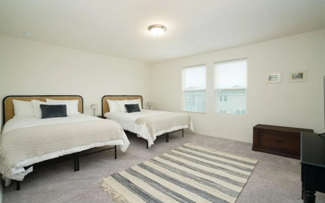 Rare Find Sleeps 13 Family Fun