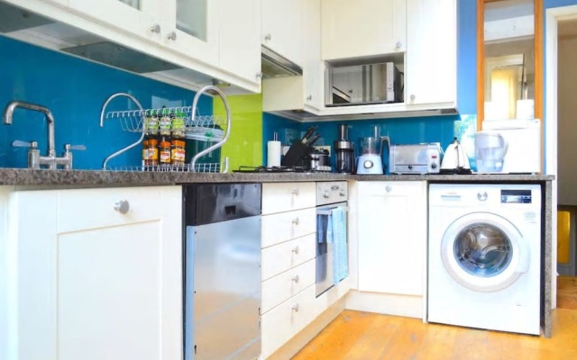 2 Bedroom Apartment With Roof Terrace in Camden