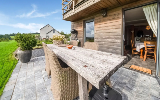 Tranquil Holiday Home in Mont with bubble bath, Terrace, Garden