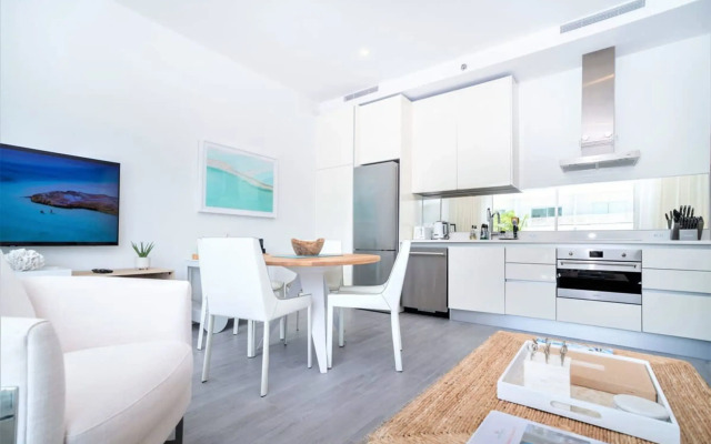 Modern 1BR Apt w Rooftop Pool Onsite Amenities