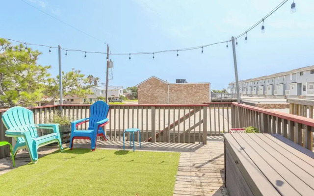 Townhome Near Beach in Galveston: Furnished Patio!