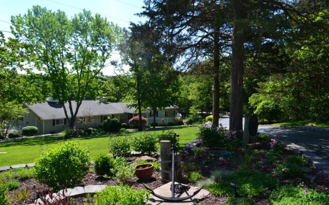 Anchor Inn on The Lake Bed and Breakfast