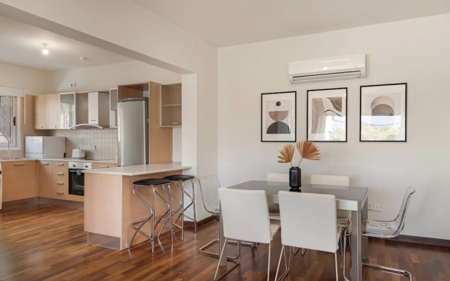 Phaedrus Living Evergreen City Flat