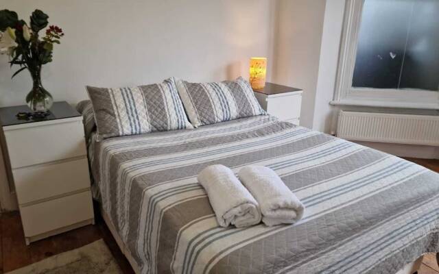 Peaceful Well Equipped Flat Near Central London