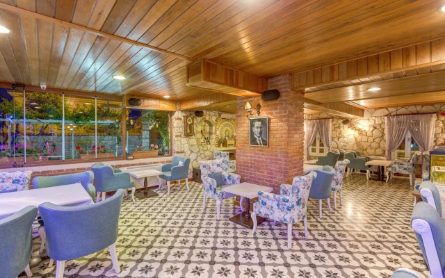 Alaroof Hotel