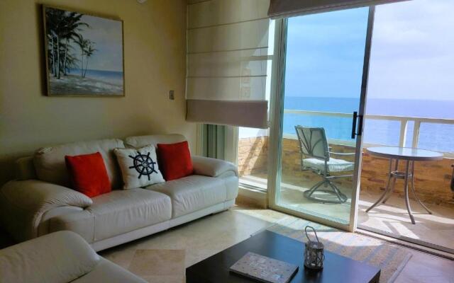 Beachfront 2 bdr apt with beautiful views