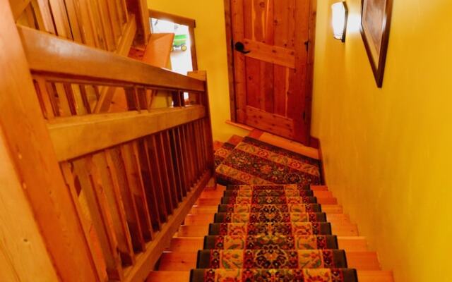 Glacier Guides Lodge