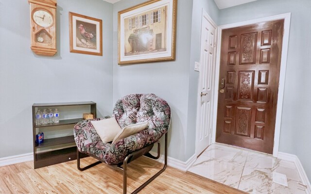 Renovated Rooms 10-min to Finch Subway Near Yonge St