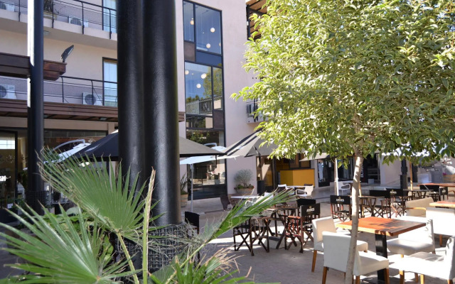 Plaza Paradiso Petit Hotel