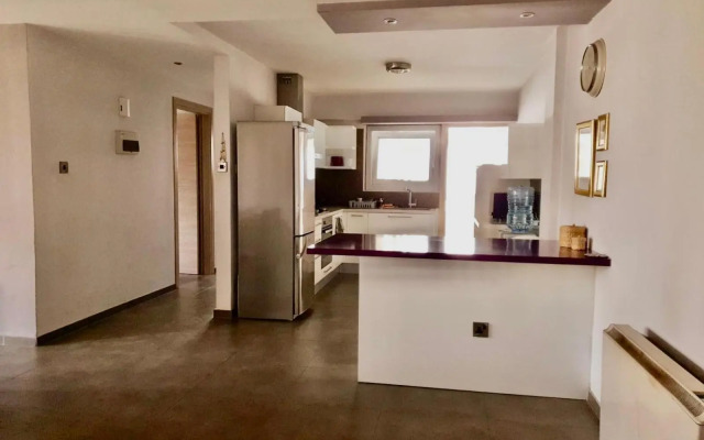 Renovated 2-bedroom flat with free parking, center