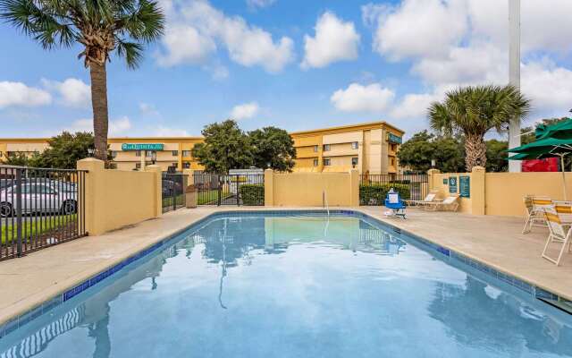 La Quinta Inn & Suites by Wyndham Orlando South