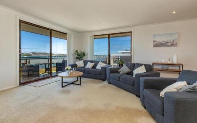 Shoreline 7 With 180 Degree Water Views