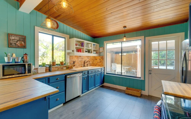 2 Mi to Riverwalk: Palmetto Gem w/ Fire Pit & BBQ