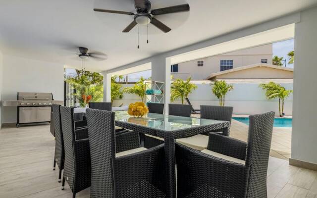 NEW Modern 3 Bedroom 10 Minute Walk to the Beach