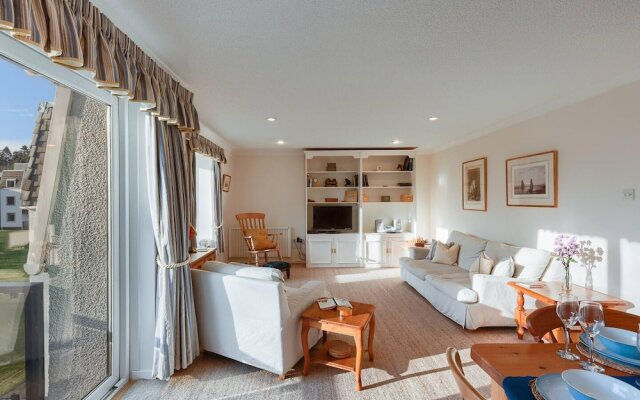 Tasteful top Floor Apartment Next to Gleneagles