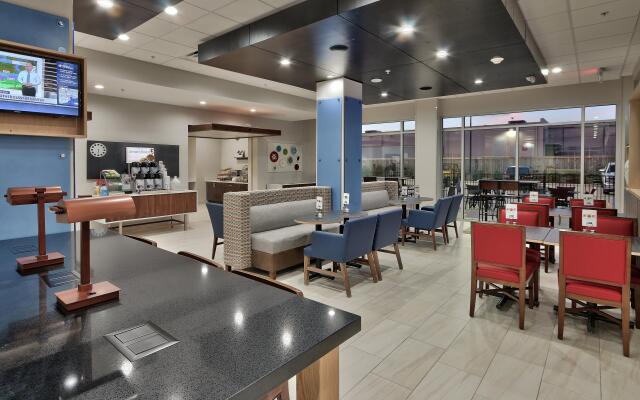 Holiday Inn Express & Suites Houston East - Beltway 8, an IHG Hotel