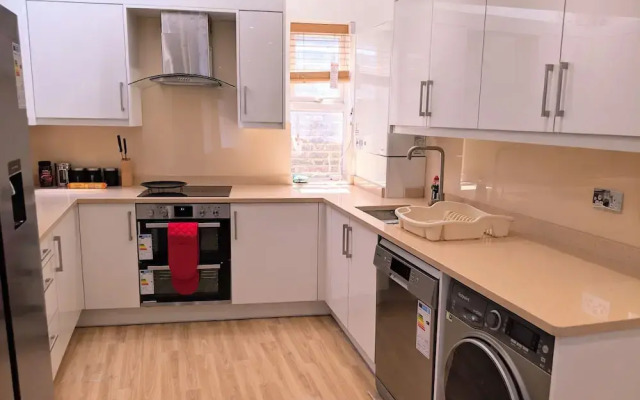 Stylish 2-bed Apartment Near Richmond Park