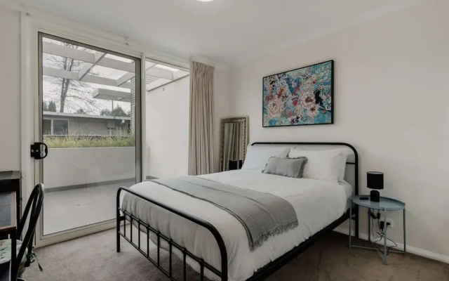 Peaceful 1-bed Apartment Close to Lonsdale St