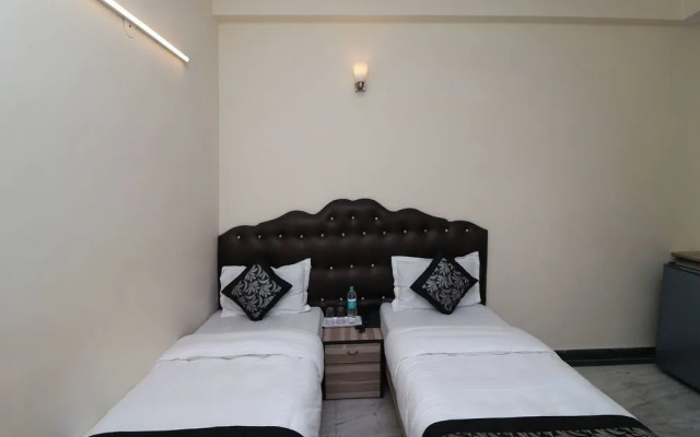 OYO 12419 Hotel Silver Shine