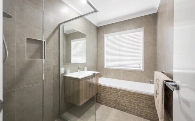 Pet Friendly, new House Peregian Breeze Drive, Peregian Beach