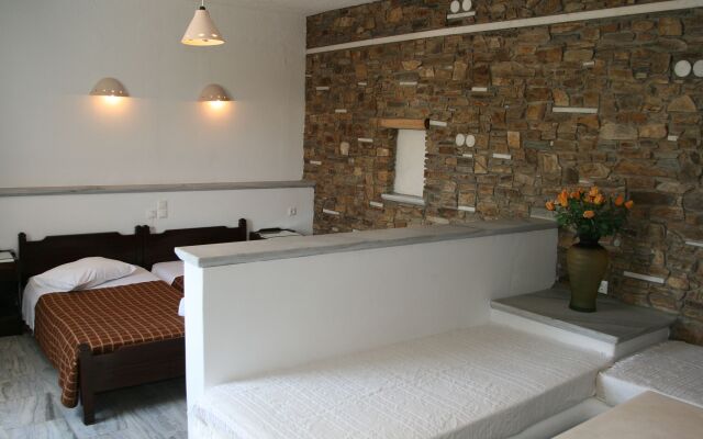 Adonis Hotel Studios & Apartments