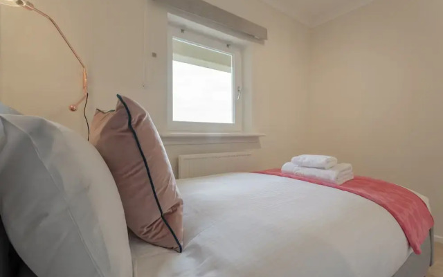 2 Bedroom Thames Apartment With Stunning Views